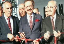 Dünyadaki ticaret odaları ile aynı hizmeti veriyoruz