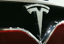 Tesla 3 milyonuncu aracını üretti