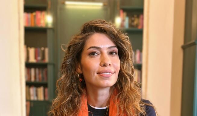 Bedia Ceylan Güzelce’den Belleğe, Zamanın Ruhuna ve İç Sesimize Yolculuk: “Bu Çağın İnsanı”
