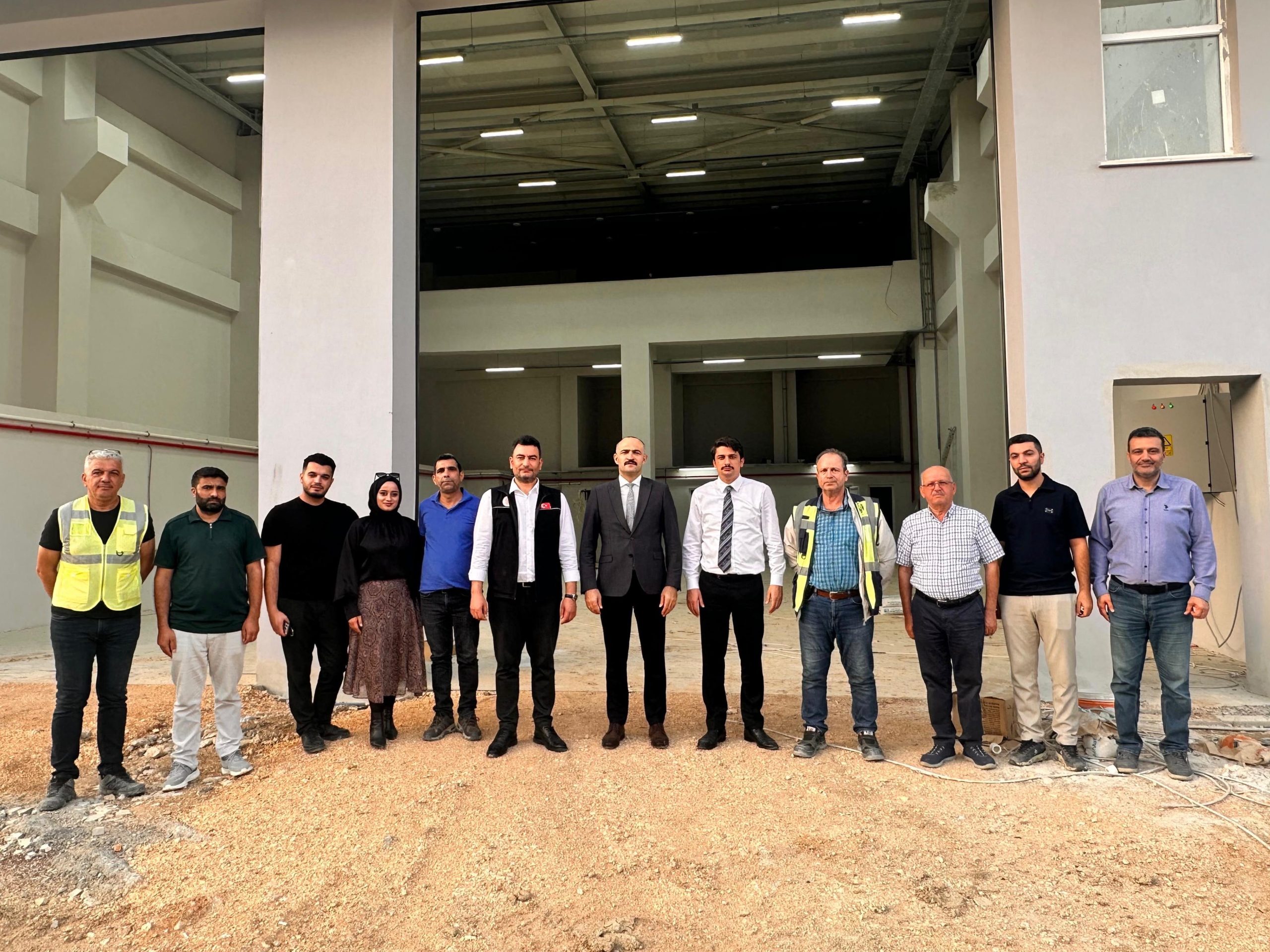 Vali yardımcıları, il müdürü ve Çeken Yapı ekibi şantiye önünde